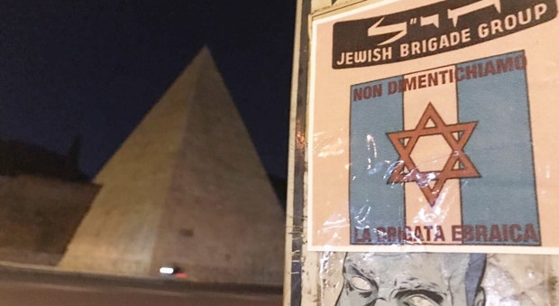 Commemorazioni del 25 aprile, sui muri di Roma e Milano gli adesivi “Non dimentichiamo la Brigata Ebraica”