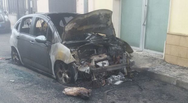 Notte di fuoco nel Salento: attentato contro il capo dei vigili a Leverano