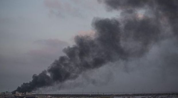 Gaza, colpita la centrale elettrica: "Brucia da ore". Raid israeliani nella notte: uccise 26 persone