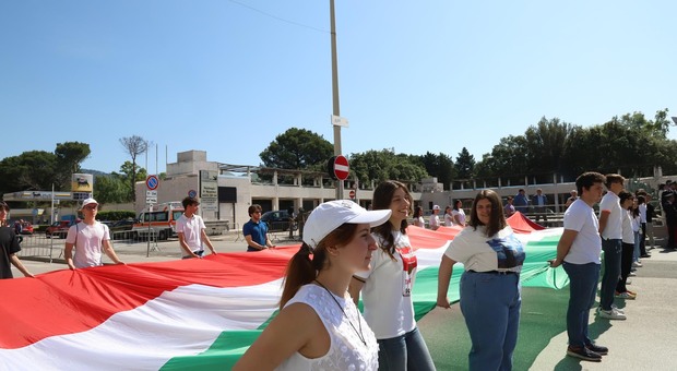 Gli studenti e il tricolore a Caserta
