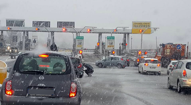 Maltempo, l'avviso delle Autostrade: «Domenica rischio neve sulla A16»
