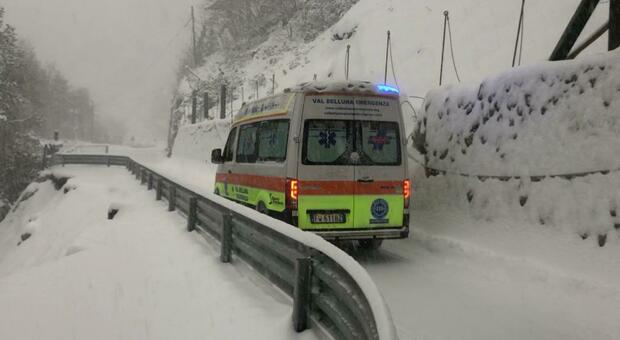 L'ambulanza scortata dal sindaco ieri sulla provinciale chiusa per frana in Val di Zoldo