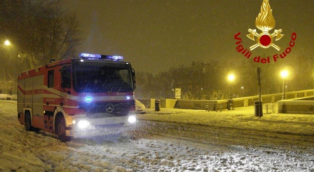 Irpinia, il comandante dei vigili del fuoco: «In auto sotto la neve senza catene»
