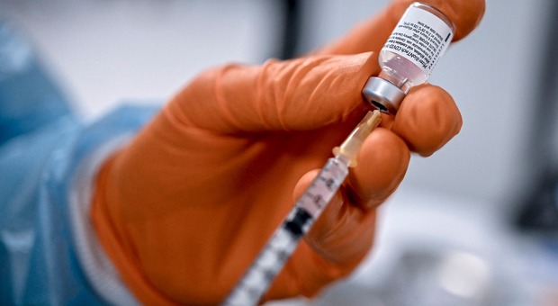 Covid, finti vaccini per avere il Green Pass: arrestato medico
