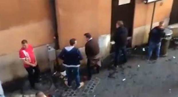Roma, ancora vandali olandesi ubriachi, 5 denunciati: orinano vicino ai monumenti