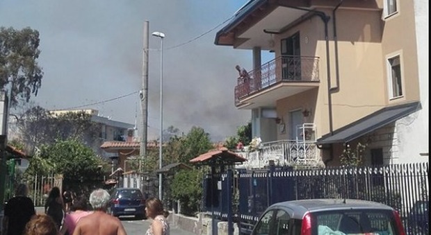 Incendio nei pressi dello stadio: abitanti in strada, paura nel Napoletano