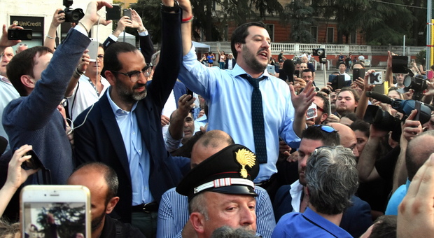 Salvini invoca la piazza e chiede le urne: «Italiani derubati del voto»