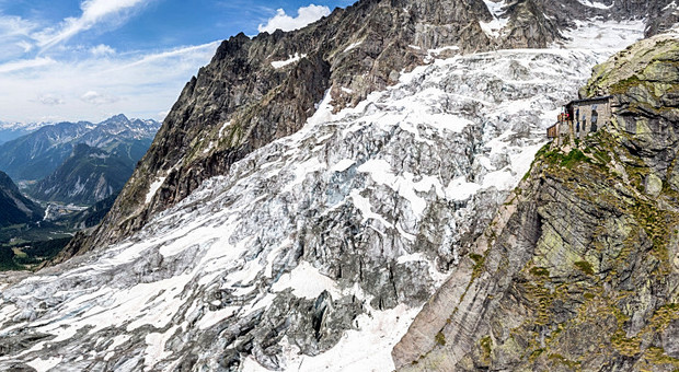 Monte Bianco, allerta ghiacciaio Planpincieux: «Già sciolti 2.500 mc. È a rischio crollo»