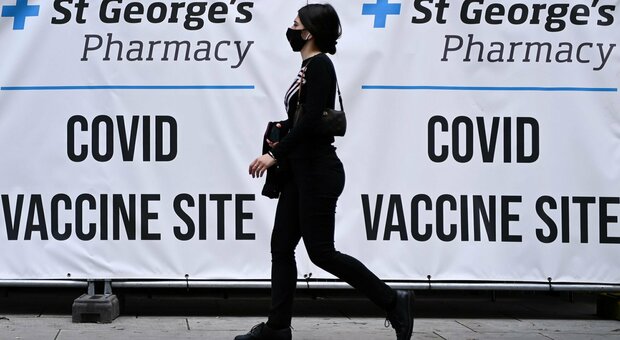 Gran Bretagna, vaccini hanno evitato 22 milioni di contagi e 60mila morti: le stime della sanità inglese