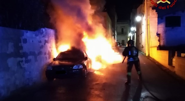 Tuglie, incendio nella notte: distrutta dalle fiamme un'auto, danneggiate altre due parcheggiate nelle vicinanze