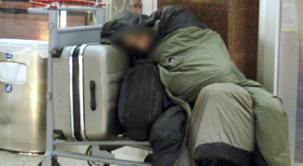Perde il lavoro, deve lasciare casa: 22enne dorme al freddo in stazione