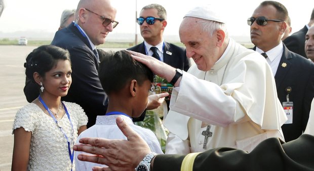 Rohingya, Papa Francesco ringrazia il Bangladesh per il soccorso ai rifugiati