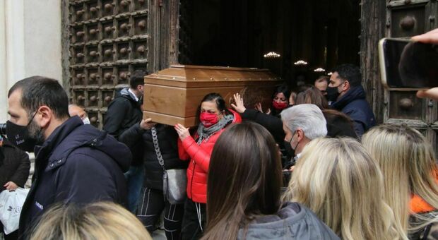 Napoli, Ornella uccisa dal compagno: tensioni e lacrime ai funerali al Duomo