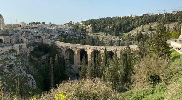 Cadavere di un uomo ritrovato sotto il ponte dell'Acquedotto: giallo sulla morte