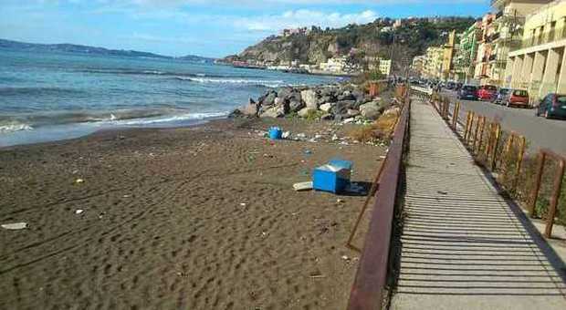 Napoli, tanti rifiuti sulla spiaggia di Bagnoli | Le foto