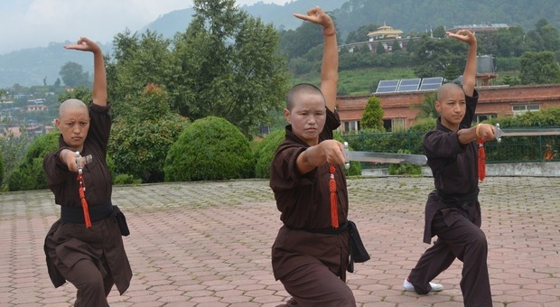 Kung Fu Nuns, le monache in Nepal che spiegano le mestruazioni alle ragazze: «Sveglia alle 4 e aiuto agli orfanotrofi». Cosa fanno