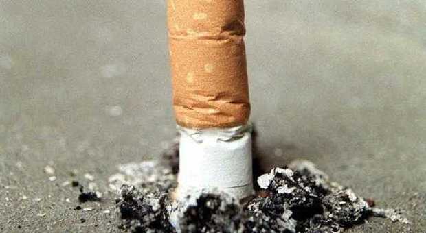 Guerra alle sigarette, mille euro di multa per chi le getta a terra