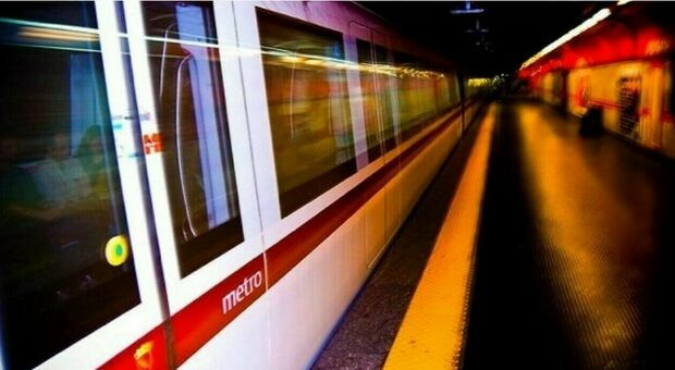 Donna armata d'ascia alla fermata della metro a Roma: panico tra i pendolari. Disarmata da un vigilante