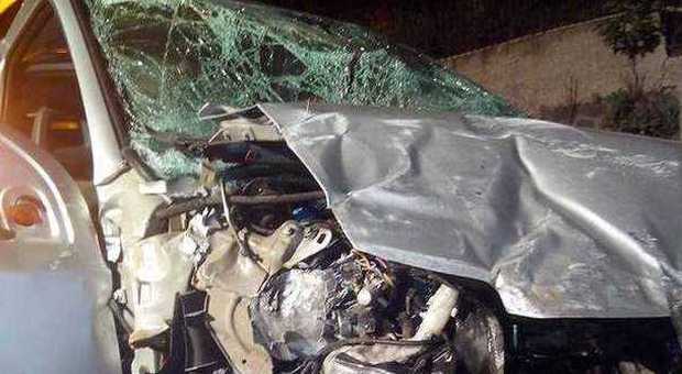 Napoli, l'auto si schianta contro un muro: gravi due fidanzatini di 19 e 17 anni