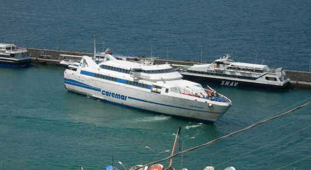 Sciopero nei trasporti marittimi: fermi oggi i collegamenti Caremar nel golfo di Napoli