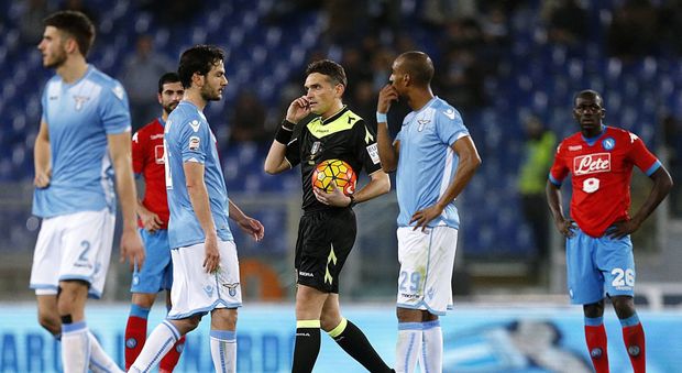 L'arbitro Irrati con i giocatori della Lazio e del Napoli