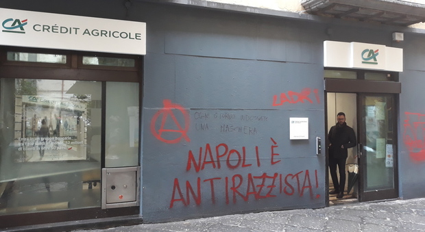 Napoli, colpo della banda del buco in banca: rapinatori in fuga con 80mila euro