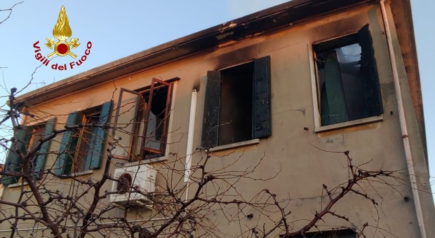 Incendio in una casa a Murano, quattro persone intossicate