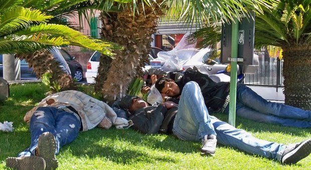 Avellino: bivaccavano nei giardini, scatta il «Daspo urbano» per 4 immigrati