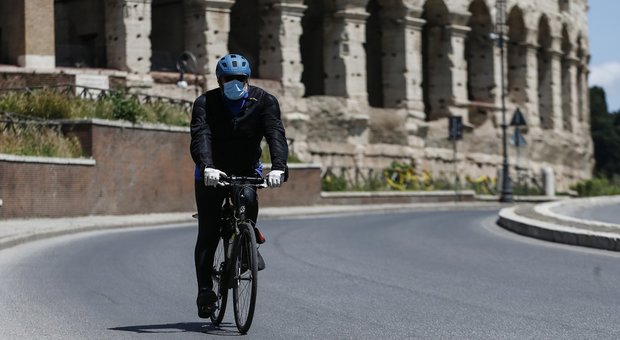 Caccia a bici e monopattini anche a Roma