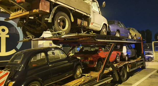 Napoli: niente assicurazione, stop ai mezzi pesanti che trasportavano auto d'epoca per un film