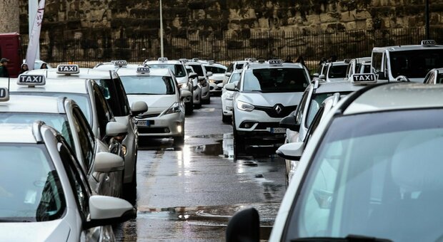 Roma, ruba il cellulare a una tassista a Termini: agente libero dal servizio arresta algerino irregolare