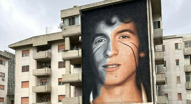 Jorit, il murales per Rino Gaetano a Crotone: negli occhi guerra e pace