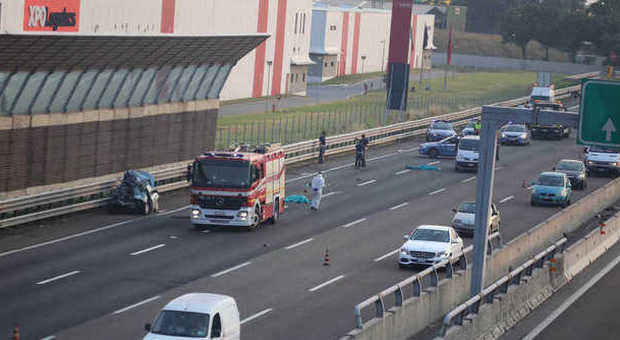Milano, travolti da un camion mentre cambiano una gomma: due morti sull'A4, 9 km di coda
