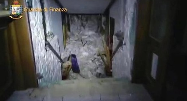 Rigopiano, trascinati dalla valanga e schiacciati: due vittime trovate dentro al caminetto