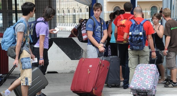 Roma, rubavano valigie su auto con targa straniera: arrestati quattro nomadi