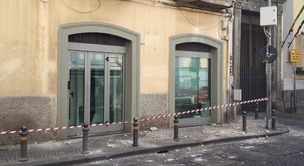 Ancora un crollo a Napoli: calcinacci vengono giù dal palazzo del teatro Politeama