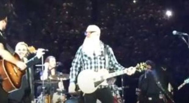 Parigi, con gli U2 sul palco gli Eagles of Death Metal
