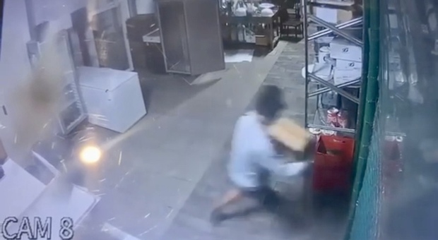 Il ladro in azione nella pasticceria Dolcemascolo ripreso dalle telecamere