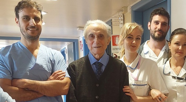 Operato per un aneurisma a 92 anni, Salvatore lascia l'ospedale dopo solo due giorni: «Sono figlio della guerra»