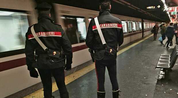 Roma: vigilante minacciato con coltello alla stazione della metro: tre le persone fermate
