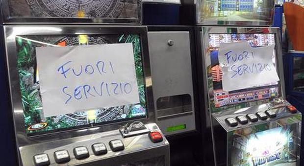 Ex pugile settantenne in preda all’ira distrugge quattro slot machine