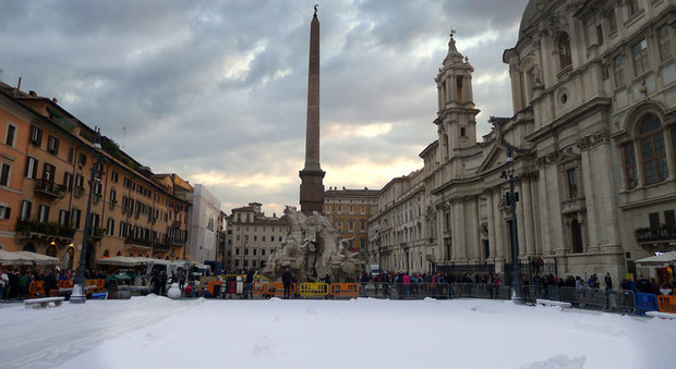 Roma, a Piazza Navona arriva la neve: ma è solo uno spot pubblicitario