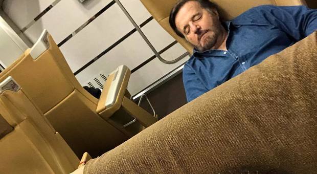 Christian De Sica si addormenta in treno e Boldi condivide sui social la foto