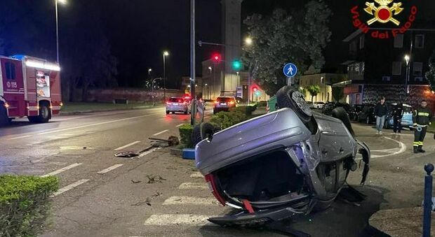 Martellago, auto si rovescia: due feriti