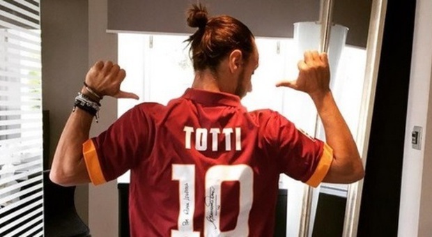 Francesco Totti accontenta il tifoso super Dj: Bob Sinclar ringrazia per la maglia autografata