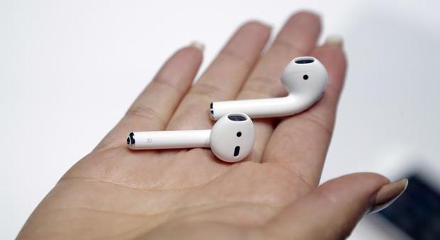 Airpods, Apple rinvia a data indefinita le consegne degli auricolari intelligenti: «Non sono pronti»