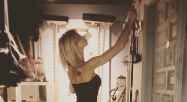 Maddalena Corvaglia sexy casalinga: "Col pulito non si scherza" (Instagram)