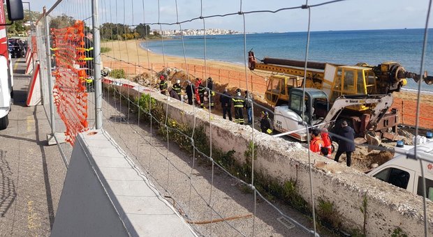 Crotone, crolla muro: morti due operai