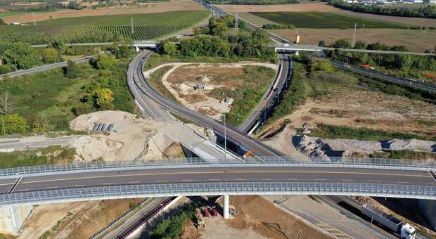 Terza corsia dell'autostrada A4: chiuso per venti ore il tratto tra Portogruaro e Latisana; cantieri anche al bivio di Palmanova