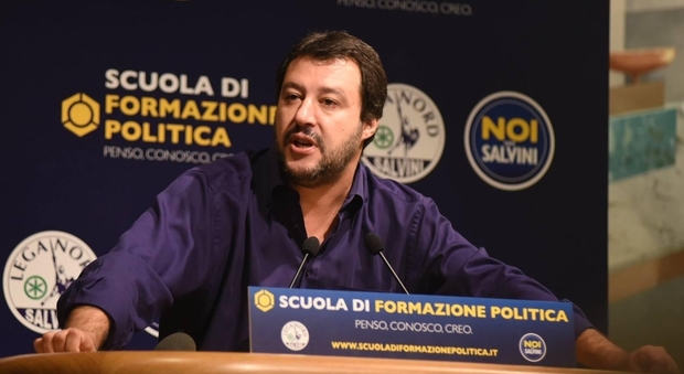 Salvini choc: "Gli italiani emigrano, arrivano i clandestini. È in corso una pulizia etnica"